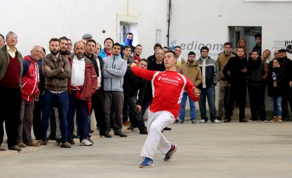 Jose golpea de bot de braç ante el público congregado en las finales de ayer en Meliana. :: fpv