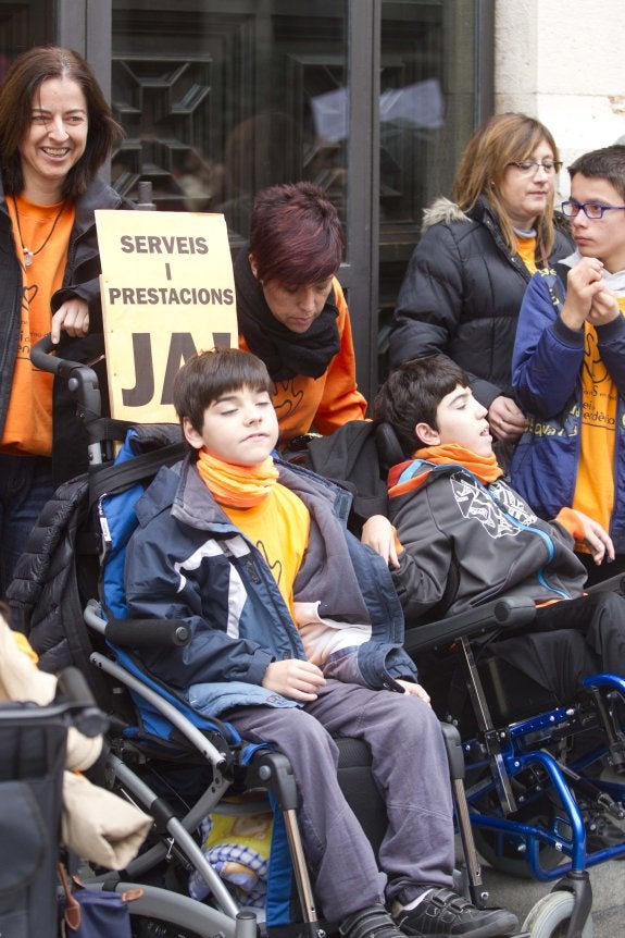 Algunos participantes en la protesta de ayer a las puertas del Palau de la Generalitat. :: damián torres