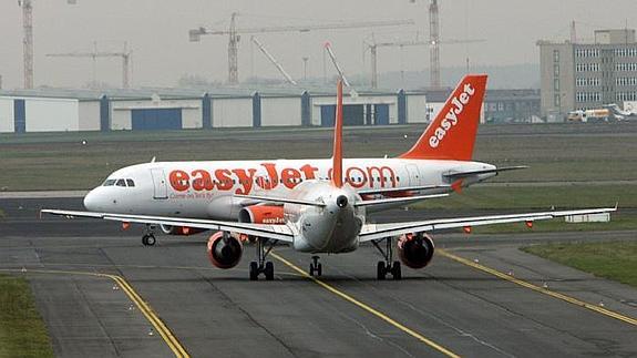 Dos aviones de la aerolínea de bajo coste Easyjet, en la pista del aeropuerto de Schoenefeld en Berlín (Alemania). 