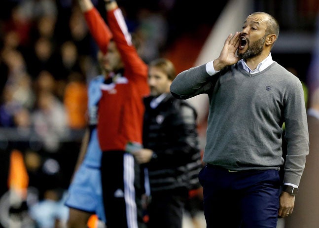 Nuno da instrucciones durante el partido frente al Rayo. 