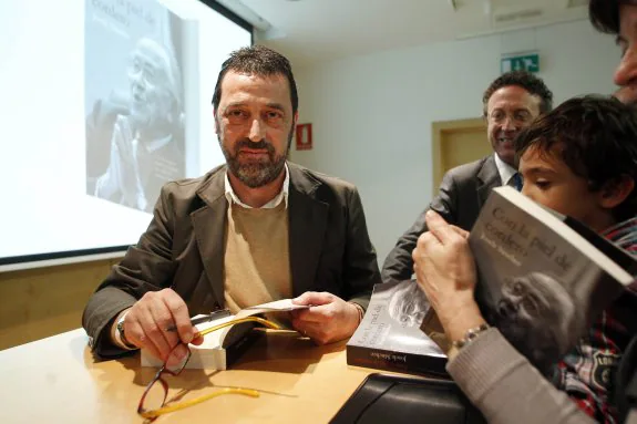 Josele Sánchez firma ejemplares de 'Con la piel de cordero'. :: irene marsilla