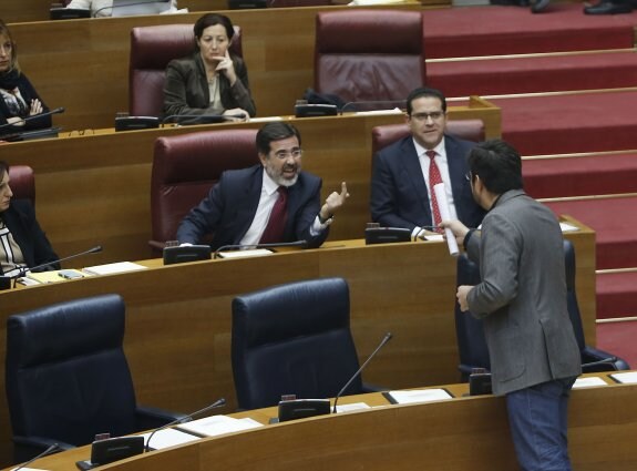 Blanco y Castelló se encaran en Les Corts, ayer, poco antes de votar los dos a favor de la ILP sobre la nueva televisión. :: manuel molines
