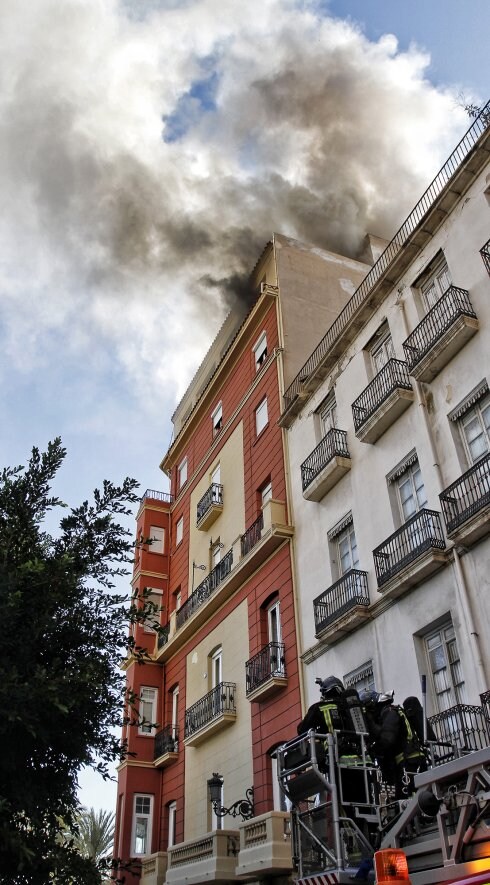 Incendio con heridos registrado el viernes en Alicante. :: J. P. Reina