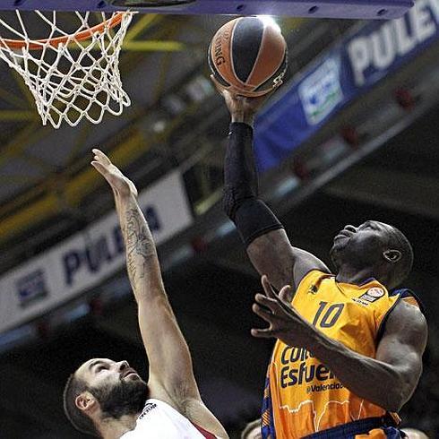 Sato intenta encestar ante Spanoulis en un partido de Euroliga contra el Olympiacos.