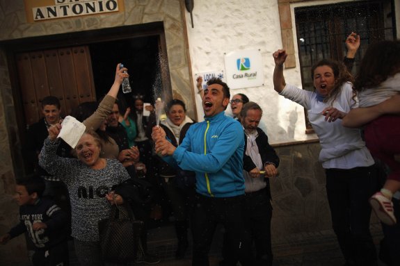 El primer premio desata la euforia en El Bosque, pueblo de Cádiz. :: REUTERS/Jon Nazca