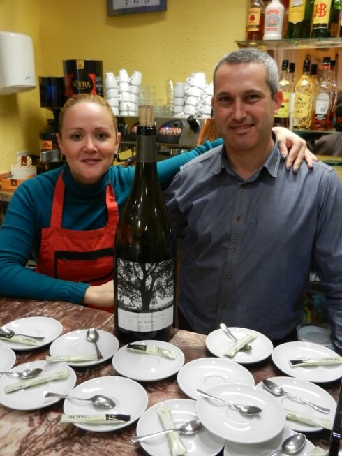 Esther y Vicente, del Bar La Luna. :: lpCocido de La Bodeguita  de Juan Llorens. :: lpLa empanada gallega y el champagne maridan muy bien. 