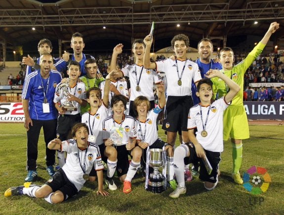 El equipo infantil del Valencia celebra en el césped de Arona el título conquistado al Atlético.