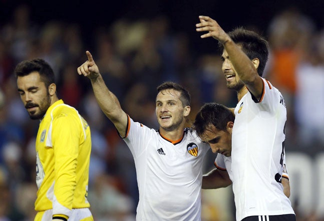 Pablo Piatti celebra con André Gomes un gol de Paco Alcácer. 