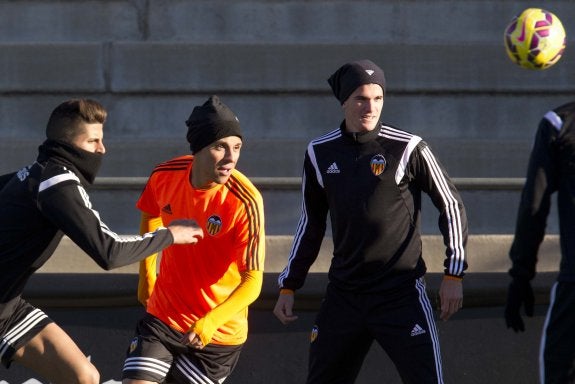 Un momento del entrenamiento de ayer, en que Enzo toca el balón junto a Cancelo y De Paul. 