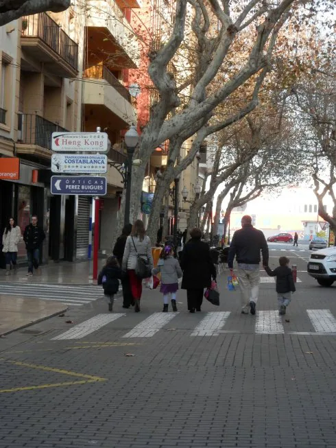 Gente paseando por la calle Marqués de Campo. :: R. González