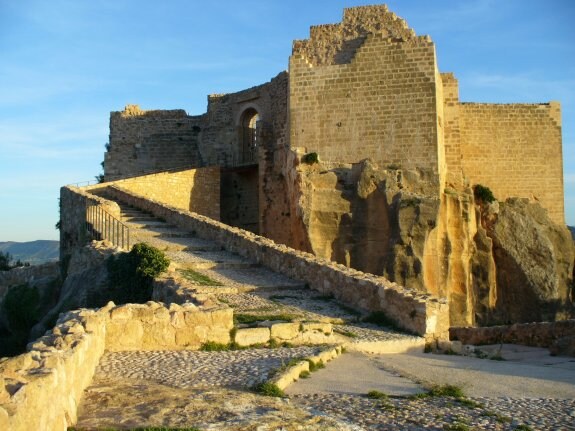 Castillo de la Orden de Montesa que sufrió graves daños durate el terremoto. :: lp