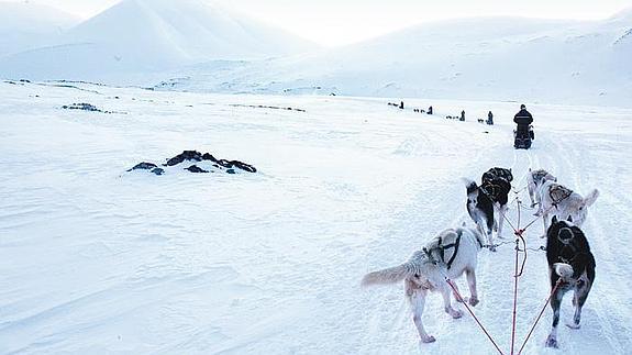 Una expedición avanza por un glaciar en el archipiélago noruego de Svalbard.