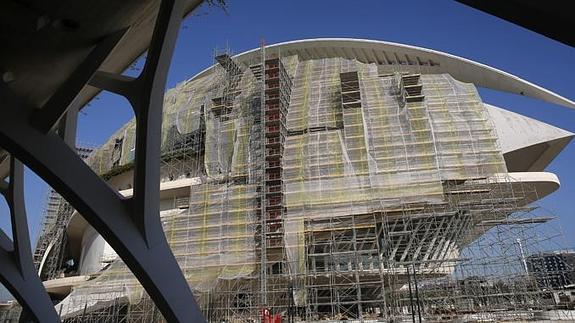 La cubierta del Palau de Les Arts, tapada por andamios hoy por los trabajos con el trencadís.