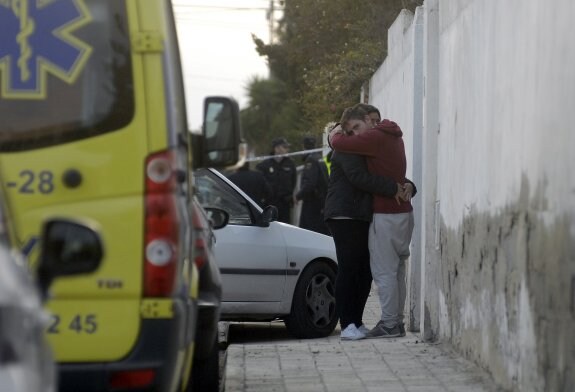 Familiares de las fallecidas se abrazan tras conocer el trágico suceso. :: daniel madrigal