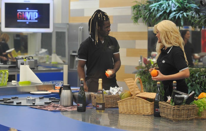 Coman e Ylenia, preparando la cena en 'Gran Hermano VIP'.