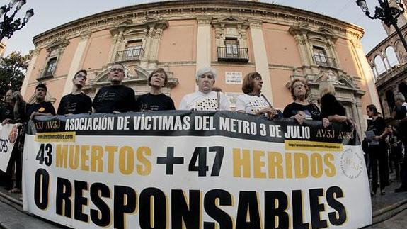 Concentración en la plaza de la Virgen de la Asociación de Víctimas del Metro 3 Julio.