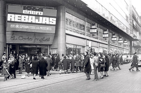 Primera jornada de las rebajas de 1964 en la sede de El Corte Inglés de la calle Preciados de Madrid.