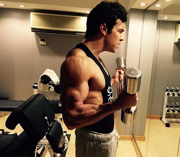 La sorprendente transformación física de Mario Casas