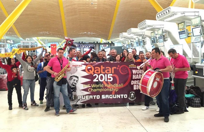 Aficionados de Puerto de Sagunto, en el aeropuerto.