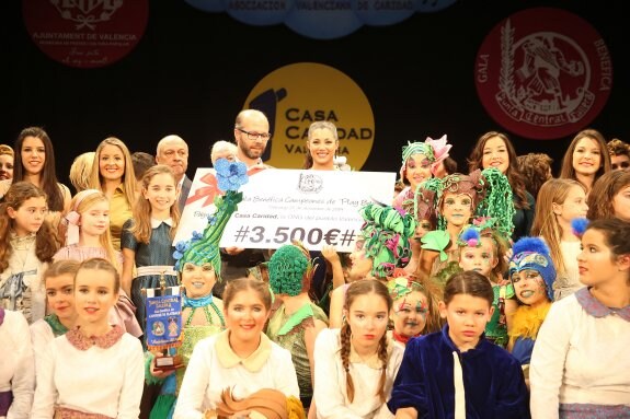 Entrega del cheque simbólico a Casa Caridad por la gala de playbacks en el Olympia. :: armando romero / fotofilmax