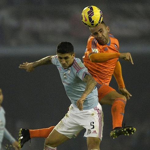 Otamendi salta junto a Pablo Hernández, del Celta. 