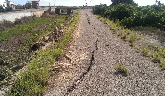 Uno de los caminos que bordean el río Vaca donde ha aparecido una de las grietas. :: lp