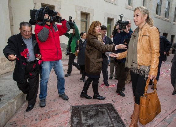 Sonia Castedo, ayer, a su entrada a los juzgados, mientras le tiraban pétalos de rosa. :: álex domínguez