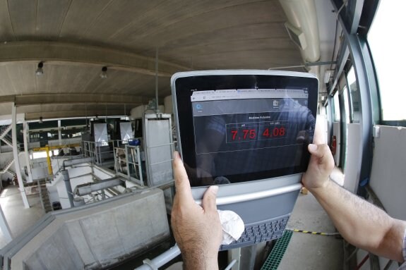 Un técnico realiza mediciones en la estación depuradora de Paterna. :: lp