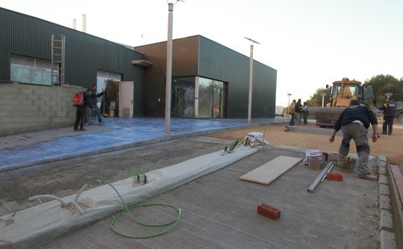 Empleados del polideportivo la Rambleta acusan a la empresa de reducirles la jornada laboral