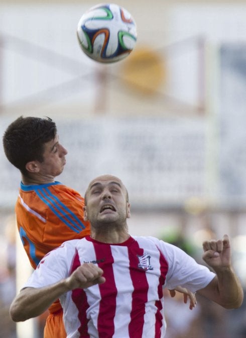 Un jugador del Mestalla pelea un balón aéreo. :: damián torres