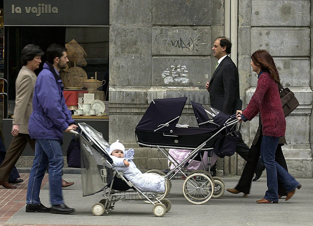 Peatones circulan por una calle.