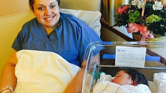 Katherine Kropas en el hospital junto a su bebé.