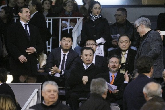 Wang Jianlin, presidente de Wanda, en el centro de la imagen,  y Amadeo Salvo, a la izquierda, en Mestalla.