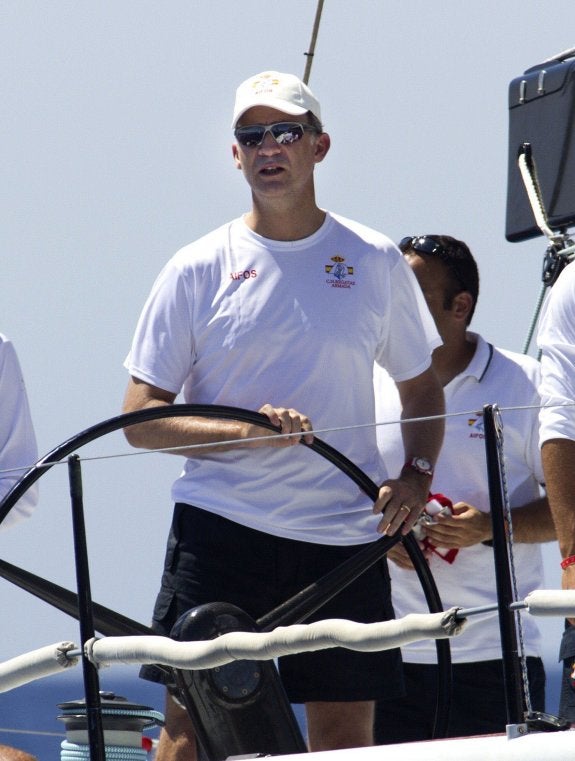 El Rey es un apasionado del deporte de la vela.  : AFP