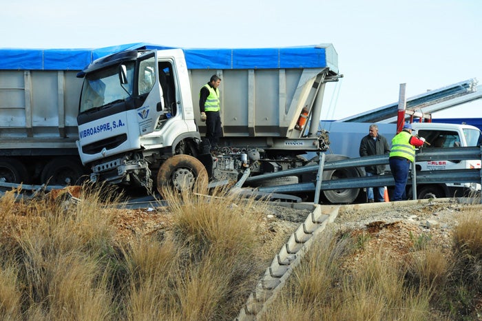 Estado en el que ha quedado el camión tras el accidente. JOSÉ IGLESIAS