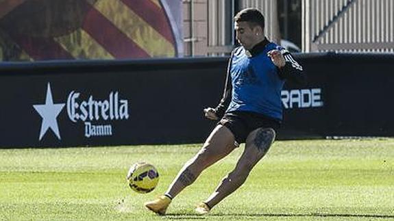 Nicolás Otamendi durante un entrenamiento con el Valencia CF.