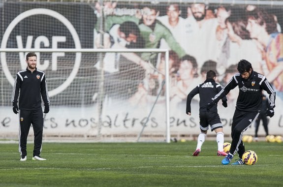 Mustafi, ayer, observando a Parejo. :: jesús montañana