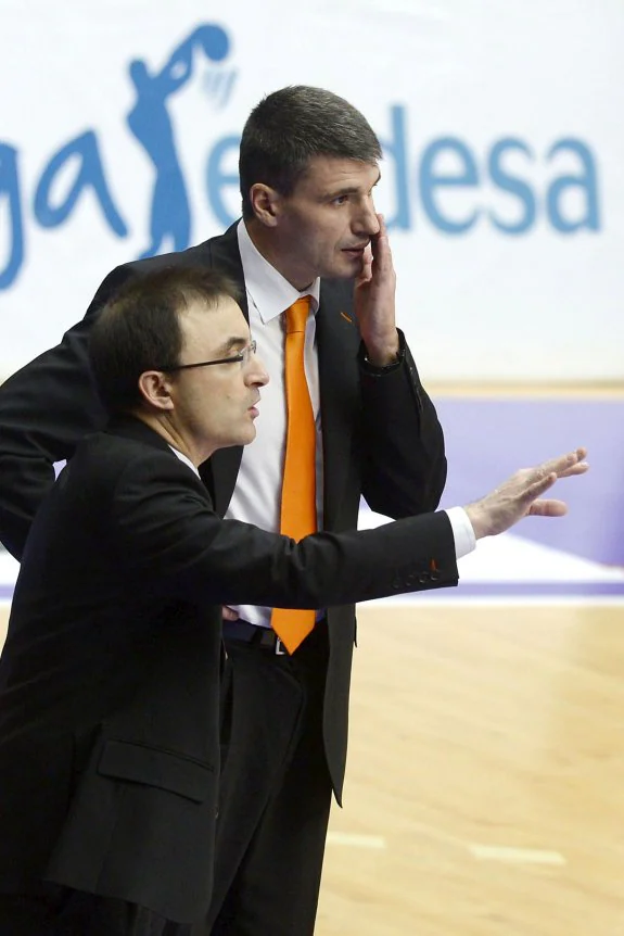 Mulero y Perasovic, durante un partido de la Liga Endesa. :: EFE/NACHO GALLEGO