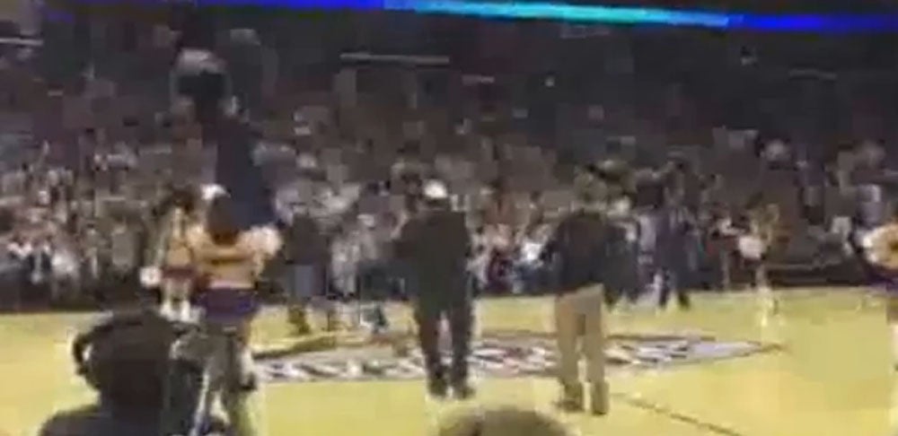 El violento balonazo del cómico Will Ferrer a una animadora en pleno partido