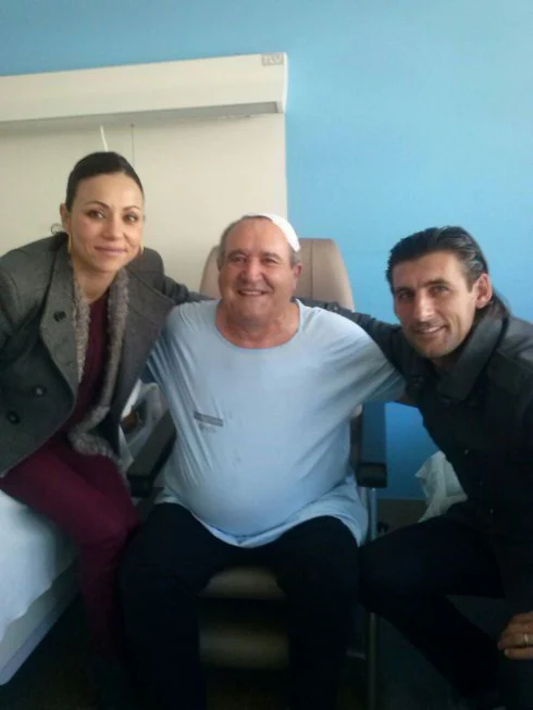 Angulo, en la visita que le hizo al hospital al utillero del Valencia. :: lp