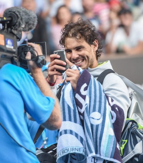 Nadal toma una fotografía a un cámara que le filmaba tras el partido. :: efe/EPA/filip singer