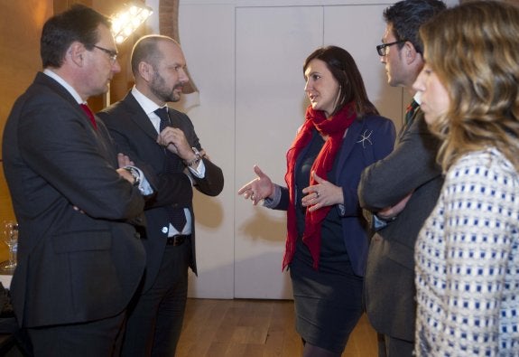 Francisco Potenciano, Enrique Montes, María José Català, Raúl Martín y Julia Climent, ayer, en la reunión del comité ejecutivo. :: damián torres