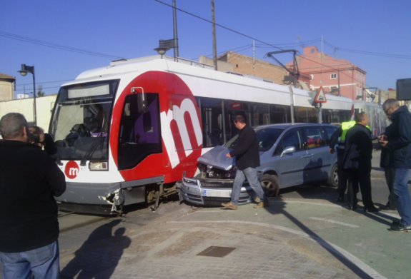 El coche y el tranvía, ayer, poco después del choque. :: M. A. cortés