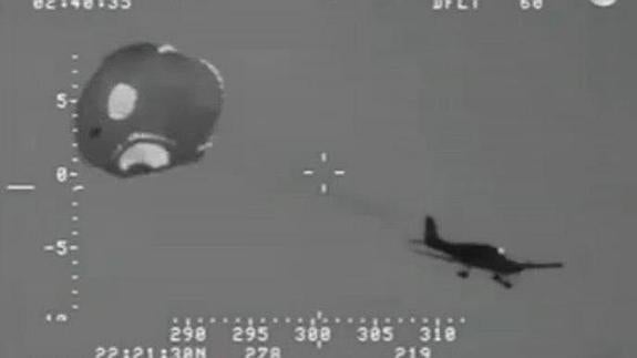 Una avioneta se queda sin combustible en pleno vuelo y el piloto logra aterrizar en el agua