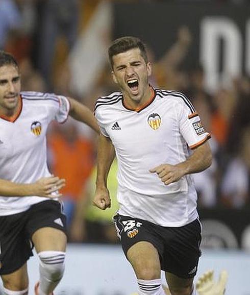 Gayà celebra un gol con el Valencia. 