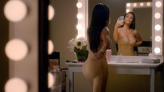 Kim Kardashian se burla de su obsesión por los selfies