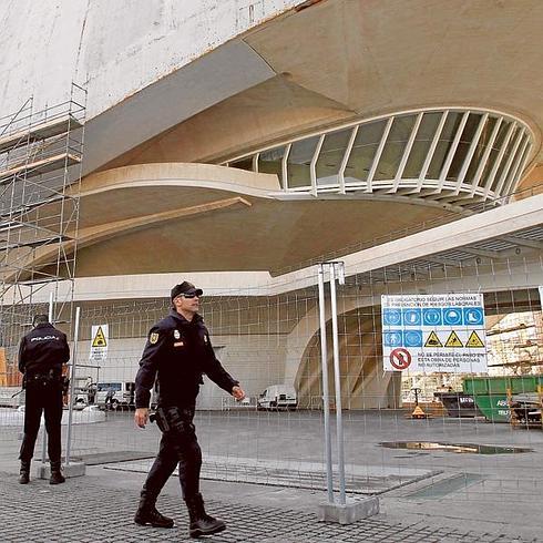 Agentes policiales, el pasado martes durante el registro del Palau de Les Arts.