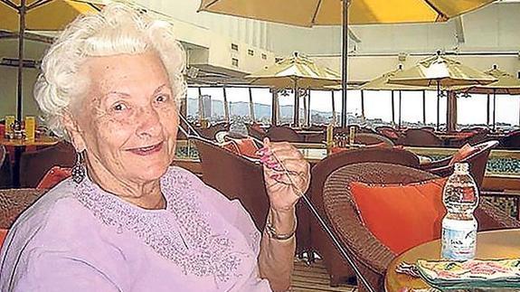 La señora Wachtstetter , en uno de los salones del buque 'Crystal Serenity', su hogar desde el fallecimiento de su esposo.