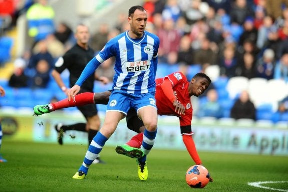 Ramis, con el balón en un partido con el Wigan. :: wns/tom martin