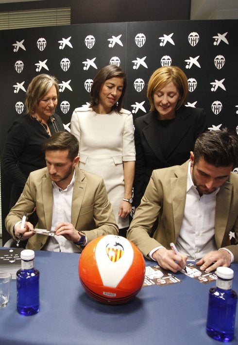 Piatti y Barragán, ayer firmando en Caixabank. :: JESÚS SIGNES